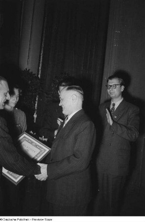 Preisverleihung beim Bezirksausscheid für Volkskunstgruppen 1954