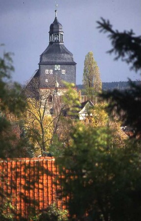 Die alte Bergmannskirche St. Marien domoniert das Stadtbild von Harzgerode im Unterharz, Sachsen-Anhalt