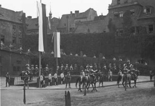 Turnierspiele 1936 : Dresden, Stallhof, Turnierspiele. Gruppe der Ritterschaft an der Pferdeschwemme in der Südwestecke des Stallhofes