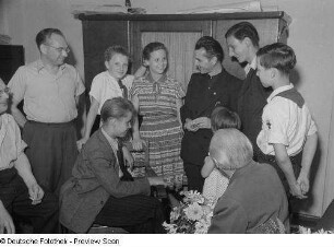 Hermann Werner Kubsch und Edgar Bennert (rechts) mit Kinderdarstellern