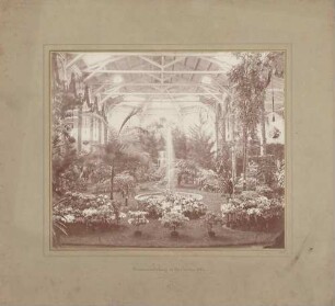 Ausstellungshalle mit Pflanzenkultur und Springbrunnen.