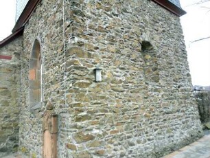 Krumbach-Evangelische Kirche - Chor von Südosten (Romanische Gründung 11 Jh) mit vermauerten Fenstern im Erdgeschoß sowie Werksteinen im Mauersteinverband