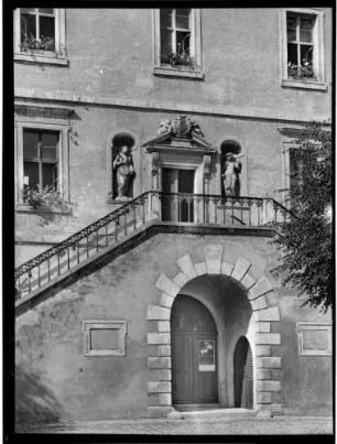 Neuburg an der Donau Rathaus Eingangsportal mit Freitreppe