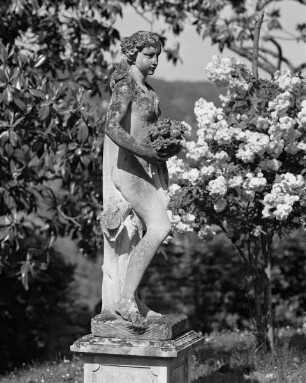 Mädchen mit Blumenkorb