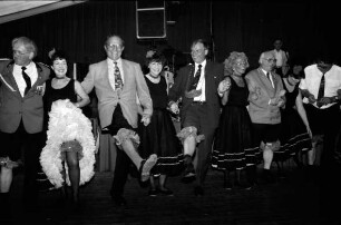 Schützenfest: Frauen der Ahrensburger Schützengilde tanzen Cancan mit Kreispräsident Hubert Priemel, Bürgermeister Klaus Boenert und weiteren Mitgliedern der Ahrensburger Schützengilde