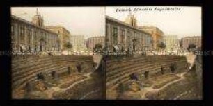 Römisches Amphitheater auf dem Piazza Stesicoro, im Hintergrund Denkmal des Komponisten Vincenzo Bellini, Catania