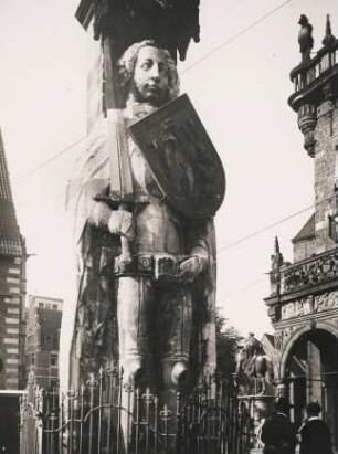 Bremen. Der 1404 errichtete Roland auf dem Marktplatz