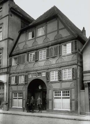 Lippstadt, Schankwirtschaft : Lippstadt. Wohnhaus mit Schankwirtschaft "Zum Goldenen Hahn". Straßenansicht