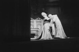 Szenenbilder aus der Operette "Die Dubarry" von Karl Millöcker und Theo Mackeben am Metropol-Theater Berlin