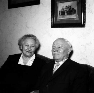 Ahlers, Emil und Frieda: geboren 1885 und 1894: Emil von 1951 bis 1959 Amtmann des Amtes Lütjensee, von 1940 bis 1956 Amtswehrführer der Amtsfeuerwehr Lütjensee: Einwohner von Lütjensee: Goldene Hochzeit am 23. März 1962