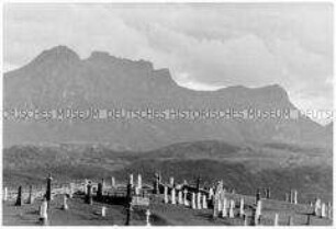 Blick auf einen schottischen Friedhof, im Hintergrund Berge (Altersgruppe 18-21)
