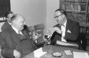 Freiburg: Fernmeldeamt; Dr. Thielmann überreicht Buch an Ernst Lemmer