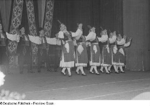 Tanzende Paare eines bulgarischen Ensembles in Tracht