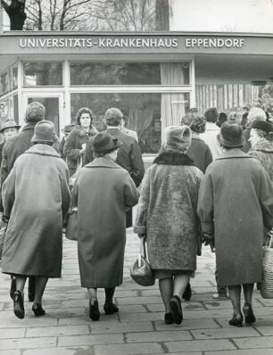 Universitäts-Krankenhaus Hamburg-Eppendorf. Besuchszeit : Hamburg-Eppendorf. Universitätsklinik. Besucher während der Besuchszeit auf dem Weg zu Patienten