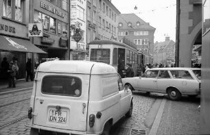 Freiburg: Verkehrsstau, Autos-Tram in der Salzstraße