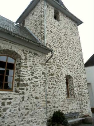 Ansicht von Südwesten über Kirchturm (im Kern spätromanischer Chorturm-Obergeschoß im 15 Jh überarbeitet) sowie Langhaus (1733 überarbeitet)