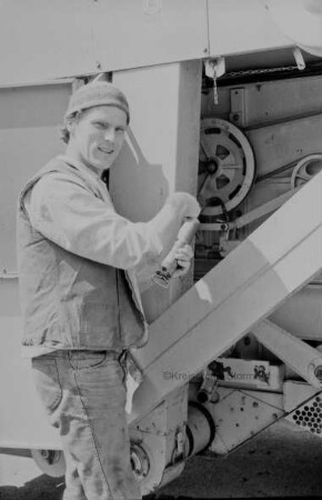Lutz, Georg: Landwirt wartet seinen Mähdrescher