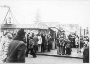 Dresden, Altmarkt. Striezelmarkt. Besucher vor dem Stand mit Dresdner Weihnachtsstollen