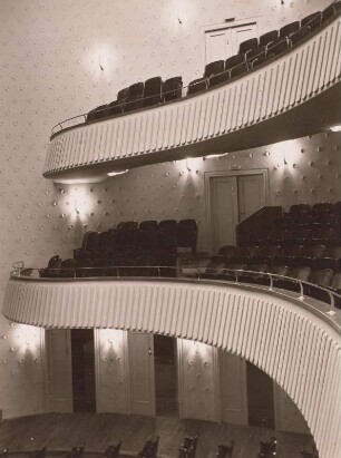 Dresden-Altstadt, Ostraallee 2. Schauspielhaus (1911-1913; W. Lossow, M. H. Kühne; Wiederaufbau 1946-1948, E. Leibold, B. Höppner). Zuschauerraum, 1. und 2. Rang
