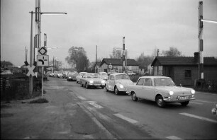 Verkehrsstau am Bahnübergang Wolfartsweierer Straße infolge des Rangierbetriebs der Bundesbahn