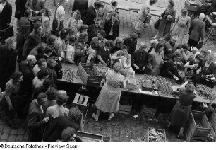 Blick auf einen Marktstand mit Obst und Gemüse
