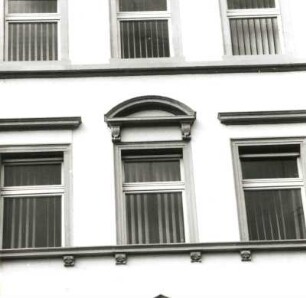 Cottbus, Oskar-Hoffmann-Straße 3/Ecke Marienstraße. Verwaltungsgebäude (E. 19. Jh.), Fenster (2. Obergeschoss)