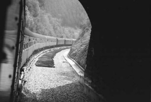 Tunnelstrecke mit Zug; Tieferlegen eines Gleises