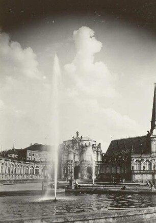 Dresden-Altstadt. Zwinger (1709-1728, M. D. Pöppelmann). Blick über den Zwingerhof zum Glockenspielpavillon