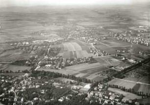 Dresden-Zschachwitz. Kleinzschachwitz, Lockwitzbach, Großzschachwitz, Niedersedlitz und die Königsallee (Berthold-Haupt-Straße) nach Leuben gegen Erzgebirgsvorland. Luftbildschrägaufnahme von Nordosten