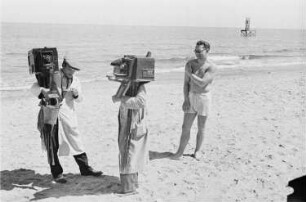 Reisefotos Mittelmeer. Badegast und zwei Fotografen am Strand