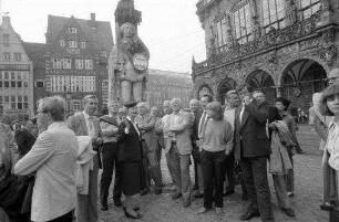 Bremen: Journalistengruppen vor dem Roland