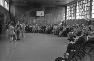 Abschiedsfeier für aus dem Dienst scheidende Rektoren und Lehrer Karlsruher Schulen in der Turnhalle der Grund- und Hauptschule Beiertheim