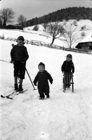 Todtnauberg: Drei Kinder im Schnee