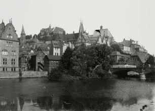 Vor Marburg a. d. Lahn : Marburg. Pfarrkirche (Marienkirche), Schloss, Alte Universität und Universitätskirche. Blick über die Lahn nach Nordwesten