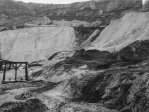 In der Sandgrube : Blick in einen Sandtagebau mit Gebäuden