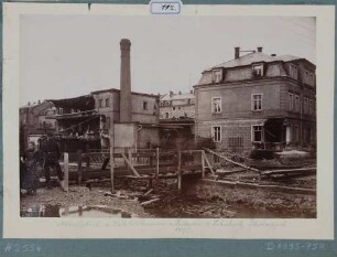 Die vom Hochwasser am 30./31. 7. 1897 zerstörte Möbelfabrik, Drechslerei und Holzbildhauerei Fritzsche & Schubert und das dazugehörige, ebenfalls zerstörte Wohnhaus in Potschappel (Freital) mit hölzerner Interimsbrücke