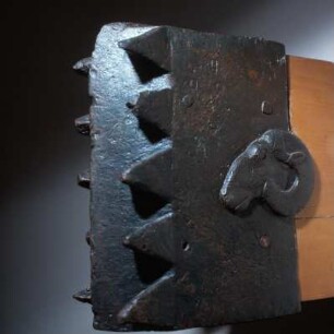 Olympia. Museum. Rammbock, Bronze, 5. Jh. v. Chr., Höhe 25 cm. Tropaion aus den Stadion-Funden, Westwall. 1. Hälfte 5. Jh. v. Chr. Aus Sizilien?