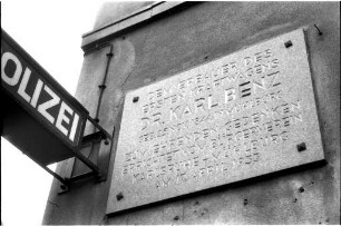 Gedenktafel für Karl Benz am Gebäude Hardtstraße 5, Sitz des Polizeireviers Mühlburg.
