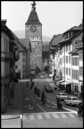 Aarau: Vordere Vorstadt mit Stadttor vom Rathausplatz