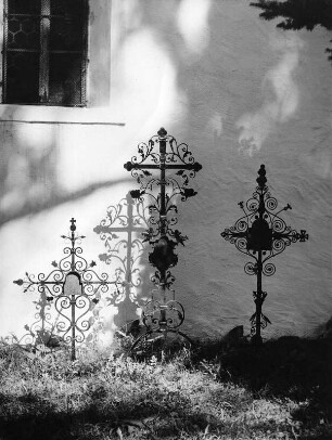 Grabkreuze von Allgäuer Friedhöfen : Grabkreuze von Allgäuer Friedhöfen. Schmiedeeisen (1701/1800 und 1801/1900). Kempten (Allgäu), Ehemalige Leprosenkapelle Sankt Stephan im Keck (Sogenannte Keckkapelle)