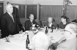 Freiburg: Präsident Bund der Kriegsblinden Dr. H. Ludwig, Bonn; am Tisch stehend