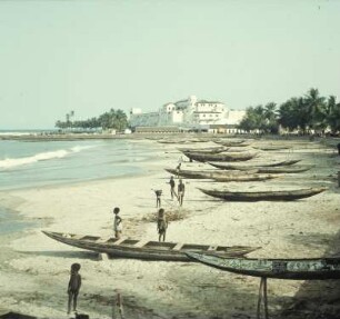 Elmina. Blick über den Strand mit Booten zum Fort