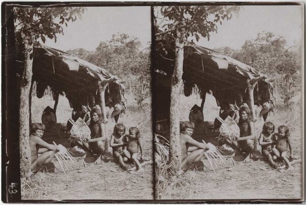 Kayapó weaving fire fans in Wilhelm Kissenberth's hut