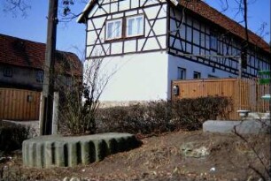liegender Waidstein, hinten Wohnhaus