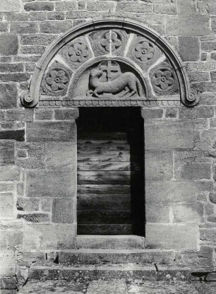 Das Lamm im Tympanon des Südportals der Kirche in Varenne l'Arconce