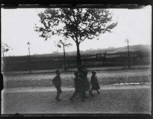 Ohne Titel (Kinder in der Sophie-Charlotten-Straße)