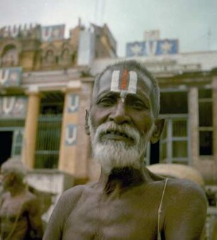 Porträt eines Hindus, aufgenommen vor dem Vishnu-Tempel : Varanasi (Indien). Porträt eines Hindus, aufgenommen vor dem Vishnu-Tempel