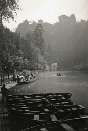 Sächsische Schweiz, Rathener Gebiet. Amselsee gegen Lokomotive und Lamm