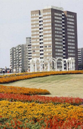 DDR. Berlin-Marzahn. Berliner Gartenschau. Grünanlage mit Säulenkranz