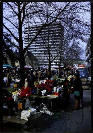 Lörrach: Marktszene, Vordergrund Blumenstand, Hintergrund Hochhaus